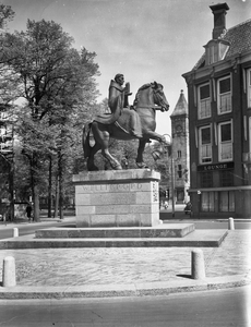 832400 Gezicht op het standbeeld van St. Willibrord te paard op het Janskerkhof te Utrecht.